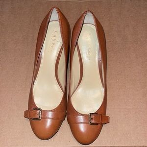 Camel heel shoe
